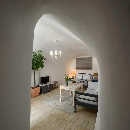 Betty's Santorini * Καρτεράδος